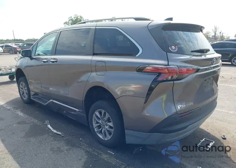 2021 Toyota Sienna Xle z USA, uszkodzony, nr VIN 5TDJRKEC5MS063932